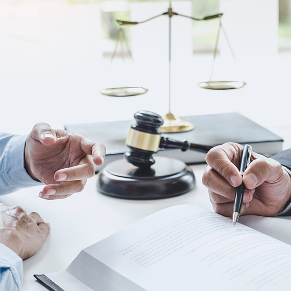 文書鑑定服務，專業人員檢驗文件真偽的工作畫面