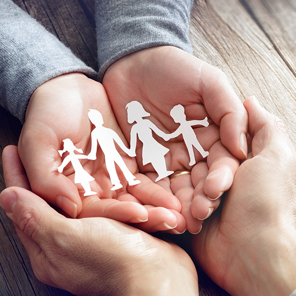 雙手捧著完整家庭，象徵婚姻挽回服務為家庭提供支持與希望